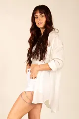 Short de jean blanco con terminaciones desflecadas y cadena decorativa plateada en el lateral.