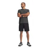 Short deportivo Under Armour modelo UA Vanish Woven 2.0, color negro con logo de la marca estampado en gris en la pierna izquierda.