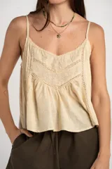 Blusa de algodón peinado color negro, con tirantes finos, escote en V y detalles de bordados y encaje en el frente.
