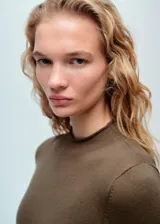 Vestido midi de punto fino color marrón, con cuello perkins, manga larga y diseño recto con abertura lateral en el bajo.