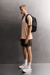 Mochila de deporte multiuso Zara Athleticz confeccionada en tejido técnico color gris oscuro, con un volumen de 30 litros, tres compartimentos principales con cierre de cremallera, bolsillo frontal con cordón elástico tipo bungee, compartimento interior para dispositivos electrónicos de hasta 15 pulgadas, dos bolsillos laterales elásticos para botellas, parte posterior acolchada y transpirable, y detalles reflectantes.