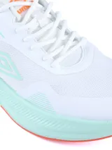 Championes deportivos Umbro modelo Boltalk, color negro con detalles en lila. Presentan una capellada de malla transpirable con refuerzos sintéticos, logo de la marca en el lateral y una suela de goma blanca con amortiguación.