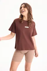 Remera de algodón amarilla de manga corta, con corte suelto y pequeño aplique rectangular en el pecho.