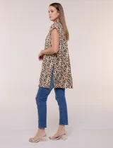 Túnica de gasa negra con estampado floral en tonos azules y blancos, cuello camisero, manga corta y cierre frontal de botones.