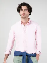 Camisa oxford de hombre color rosado, con corte regular fit, cuello button-down, manga larga con puño simple y cierre frontal de botones.