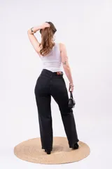 Musculosa de color blanco con escote bote y drapeados laterales, confeccionada en tejido suave de gran caída.