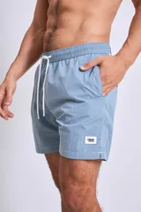 Short de baño de color rosado con diseño liso y corte clásico, ideal para la playa o la pileta.