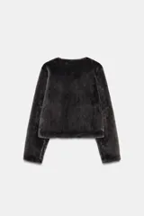 Chaqueta de cuello redondo y manga larga con tejido exterior efecto pelo e interior efecto ante. Presenta bolsillos delanteros de vivo y cierre frontal con alamares metálicos.