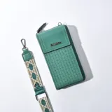 Porta celular verde petróleo con diseño tejido y correa de tela estampada con motivos geométricos.