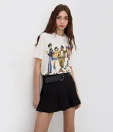 Short pollera de sastrería negro de cintura alta, con diseño estructurado plisado y tablas amplias. Incluye cinturón negro con hebilla metálica.