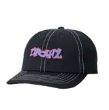 Gorra Rip Curl modelo Raw Energy Adj, de color negro con costuras blancas a contratono y bordado frontal con el logo de la marca en tonos rosado y celeste.