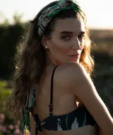 Top de bikini con estampado de palmeras, con soporte y nudo en la espalda. Breteles regulables y desmontables para usar strapless.