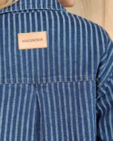 Sobrecamisa de denim con diseño de rayas verticales en tonos azules. Presenta cuello clásico, cierre frontal con botones y bolsillos delanteros de parche.