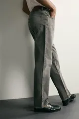Pantalón jeans de corte recto, color celeste claro con efecto lavado, de cinco bolsillos y tiro medio.