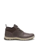 Bota de caña baja Caterpillar, confeccionada en cuero de grano completo color marrón con detalles en gamuza. Presenta cierre mediante cordones, suela de goma con tracción y entresuela con tecnología Ease para mayor amortiguación.