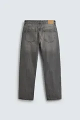 Jeans regular fit de denim de algodón en color gris con efecto lavado, tiro medio, diseño de cinco bolsillos y cierre frontal con botones.