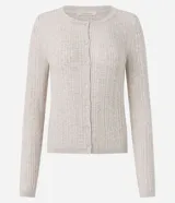 Cardigan de punto canelado color verde oliva, con cuello redondo, manga larga y cierre frontal abotonado.