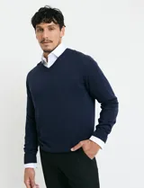Sweater de punto color ladrillo con cuello en V y mangas largas.