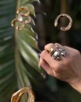 Anillo de diseño orgánico con textura irregular, realizado artesanalmente en metales macizos.