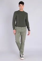 Pantalón chino gris oscuro de corte slim fit.