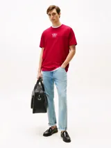 Remera roja de algodón con cuello redondo y logo bordado en el pecho.