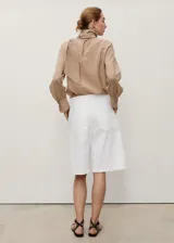 Short estilo jort de tiro medio, corte recto y confeccionado en tejido de algodón estilo denim. Cuenta con cierre de cremallera y botón, trabillas para cinturón y cuatro bolsillos.