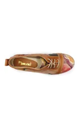 Zapato acordonado de cuero con estampado floral y cordones finos.