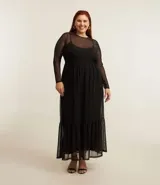 Vestido midi de breteles con sobreposición de tul texturizado de manga larga y volados en la parte baja.