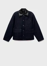 Chaqueta de denim en color azul oscuro, con diseño recto, cuello camisero, cierre frontal de botones metálicos y bolsillos de parche con solapa en el pecho.