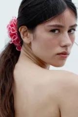 Coletero maxi de gasa color fucsia con volados y borde rosa claro.