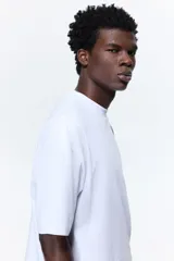 Remera de algodón con corte oversized, cuello redondo acanalado y diseño de hombros caídos.