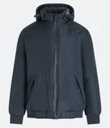 Campera deportiva azul marino con capucha ajustable, cuello alto, cierre frontal con cremallera, bolsillos laterales con cremallera y puños ajustados.