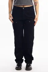 Pantalón de jean azul oscuro de corte recto, con refuerzos en las rodillas y bolsillos laterales. Diseño de estilo cargo con frente reforzado.