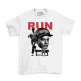 Remera blanca de manga corta con estampado gráfico frontal inspirado en la película Forrest Gump, que incluye el texto 'RUN' en color rojo y una ilustración en blanco y negro del personaje.