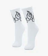 Par de medias de caña larga color blanco, confeccionadas en tejido de algodón, con estampado de llamas en color negro en la parte superior.