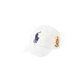 Gorro con visera tipo baseball de color blanco, con el logotipo del jugador de polo bordado en azul marino en el frente y un parche bordado conmemorativo en el lateral.