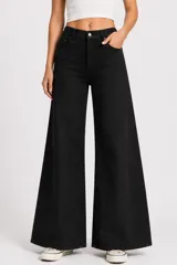 Pantalon de jean negro de corte ancho y tiro medio, con diseño de cinco bolsillos y cierre frontal con botón y cremallera.