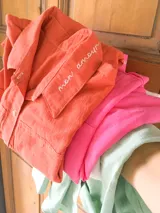 Camisa de manga larga color verde menta con cuello camisero, bordado con la frase "mon amour" en la solapa del cuello, cierre frontal con botones y bolsillo ojal en el pecho. Marca Bartola.