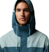 Campera cortaviento Columbia Challenger II Omni-Shield de diseño bicolor en tonos azul y celeste, con capucha con cordón de ajuste, cierre medio con solapa, bolsillo en la manga con cierre y malla, y logo bordado en el pecho.