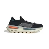 Championes Adidas NMD S1 unisex, color negro con detalles en gris y celeste. Confeccionados con hilo de alto rendimiento que contiene al menos un 50 % de Parley Ocean Plastic y un 50 % de poliéster reciclado.