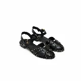 Sandalias chatitas color negro de cuero 100% natural, con diseño de tiras cruzadas en el empeine, pulsera al tobillo con hebilla metálica dorada y apliques de tachas doradas alrededor de las tiras y la suela.