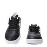 Championes New Balance modelo 080, color negro con detalles en blanco. Presentan el logo "N" en los laterales, perforaciones en la puntera y una suela blanca.