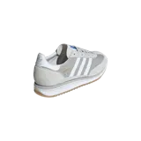 Championes Adidas SL 72 RS color gris, confeccionados con superposiciones de gamuza y detalles en blanco, con las icónicas tres tiras y suela de goma dentada.