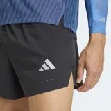 Short deportivo Adidas negro de running con cintura elástica y cordón de ajuste. Cuenta con el logo reflectante de la marca en una pernera y aberturas laterales en el dobladillo.
