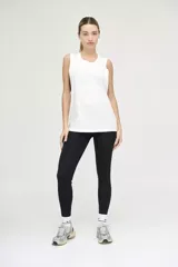 Musculosa blanca de algodón, corte holgado, con escote redondo y sisas amplias.