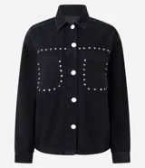 Campera overshirt de jean negro con cuello camisero, cierre frontal con botones y bolsillos delanteros decorados con tachuelas metálicas.