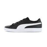 Championes Puma modelo Smash V2 L, de diseño clásico y minimalista en color blanco con la icónica franja lateral en negro. Confeccionados con materiales sintéticos de alta calidad, cuentan con suela de goma resistente y cierre de cordones para un ajuste seguro.