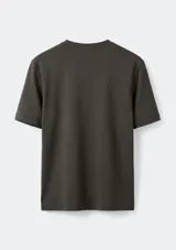 Remera básica celeste de corte regular, con cuello redondo y mangas cortas.