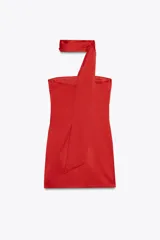Vestido corto de satén color rojo, con escote recto, hombros descubiertos y detalle de foulard en el mismo tejido.