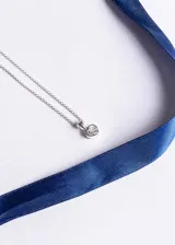 Cadena de plata 925 con dije en forma de corazón con zirconia blanca.